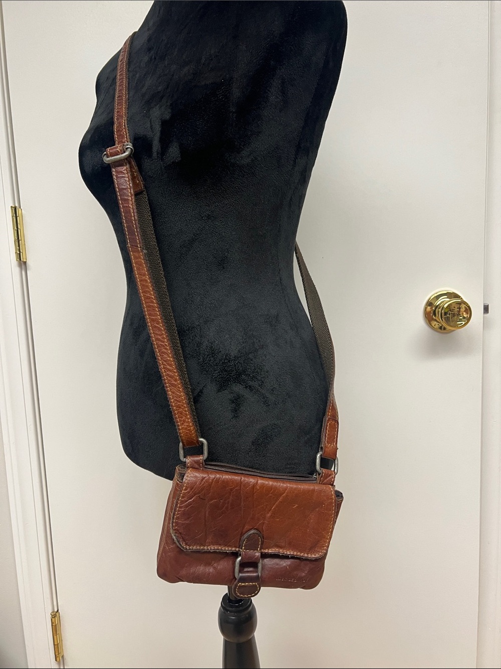 Brown Leather Crossbody Bag with Adjustable Strap